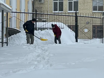 Фото 7. Орловцы расчищают город от снежных заносов