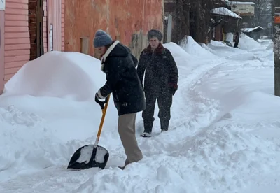 Орловцы расчищают город от снежных заносов