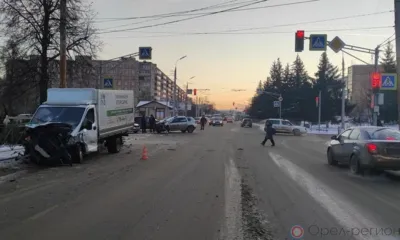 В Орле ГАЗ на перекрёстке протаранил Renault Duster и сбил пешехода