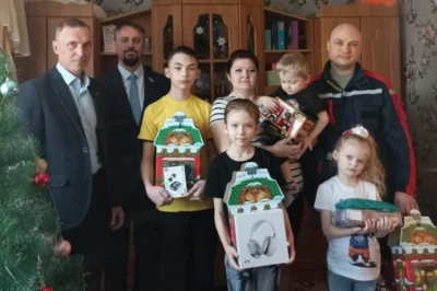 Фото 4. Депутаты Орловского областного Совета на время зимних каникул стали добрыми волшебниками