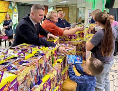 Фото 6. Депутаты Орловского областного Совета на время зимних каникул стали добрыми волшебниками