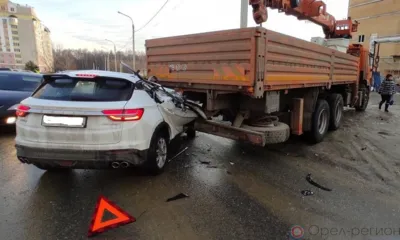 В Орле КамАЗ протаранил Geely
