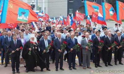 В Орле состоялось торжественное возложение цветов к стеле на бульваре Победы