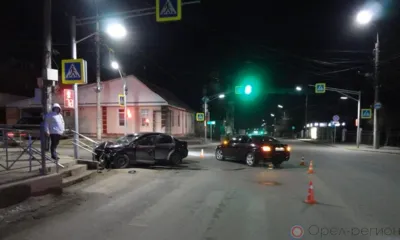 В Орле водитель Ford Focus, уходя от столкновения с другой легковушкой, врезался в столб