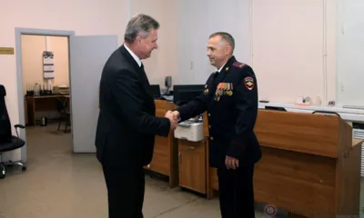 В Орле председатель общественного совета УМВД поздравил полицейских
