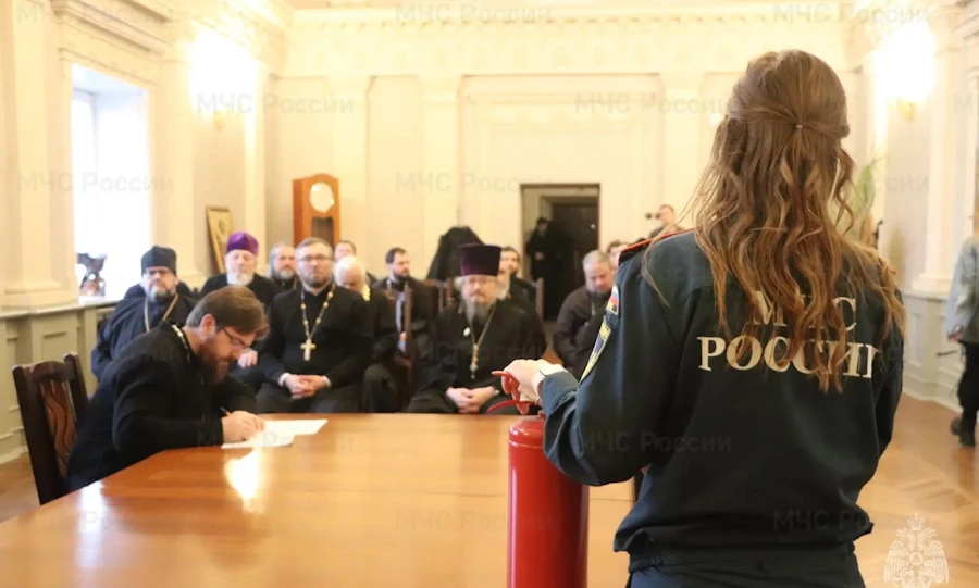 В Орле сотрудники МЧС проинструктировали настоятелей храмов