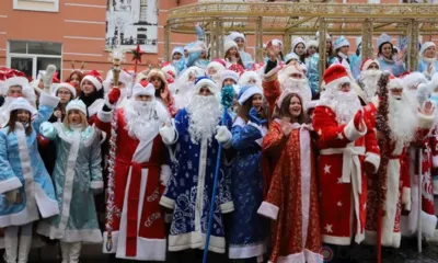 По улицам Орла прошли 70 Дедов Морозов и Снегурочек