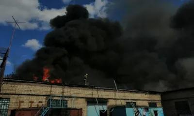 В Ливнах огонь уничтожил кровлю склада