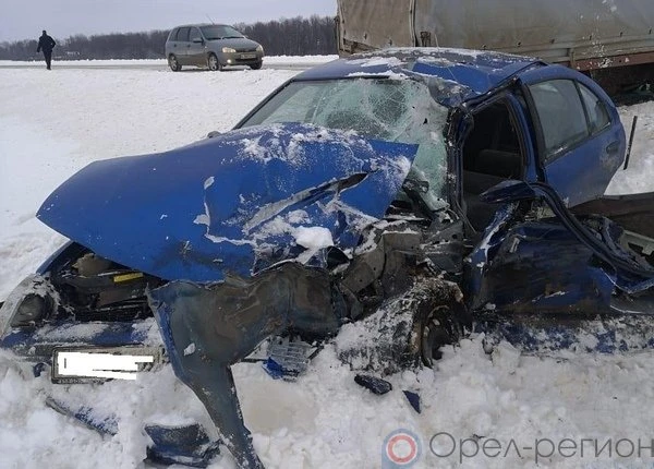 Под Орлом ГАЗ и Nissan Almera не поделили дорогу