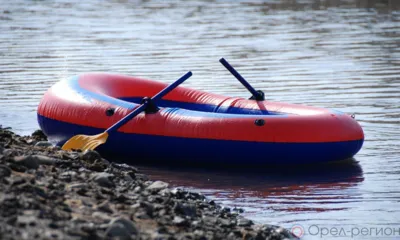 В Орле спасатели направили к берегу лодку с подростками