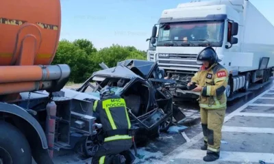 Под Орлом при столкновении легковушку зажало между двумя грузовиками