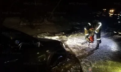 Под Орлом спасатели вытянули застрявший около реки автомобиль с ребёнком