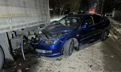 В Орле Mazda влетела под стоящий большегруз