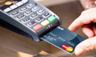 Жительница Ливен оплатила свои покупки чужой банковской картой