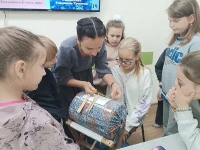 Фото 1. В Семейном МФЦ города Мценска провели мастер-класс по кружевоплетению