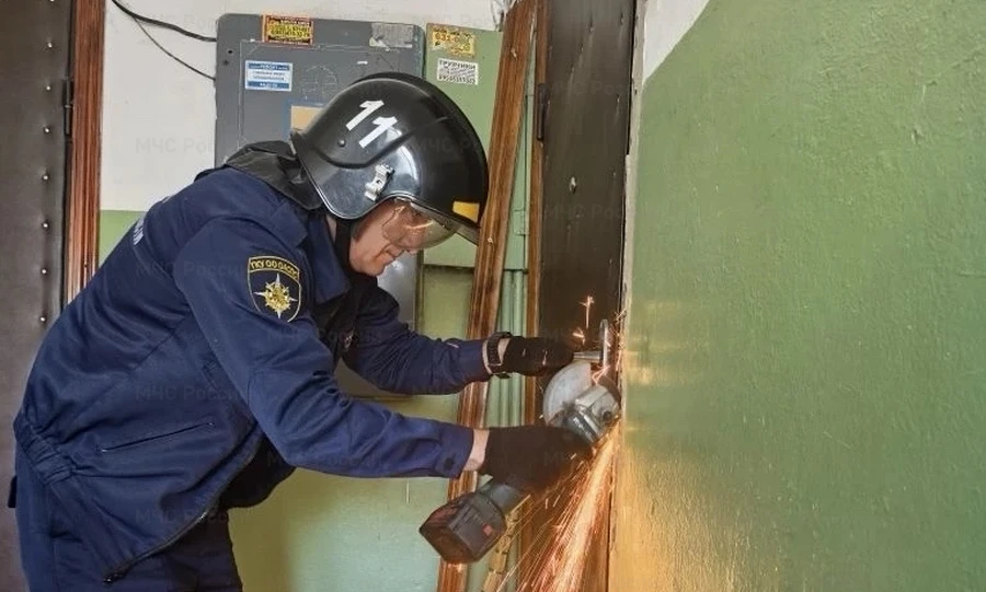 В Мценске пожарные спасли из горящей квартиры женщину