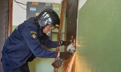 В Мценске пожарные спасли из горящей квартиры женщину