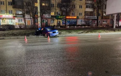 В Орле Mazda на полной скорости врезалась в столб