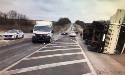 На трассе в Орловской области перевернулся КамАЗ