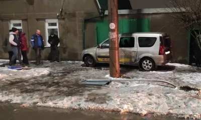 В Орле таксист протаранил дорожный знак, столб, металлический забор и стену дома