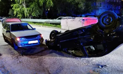 В Орле Renault Logan протаранил два автомобиля и перевернулся