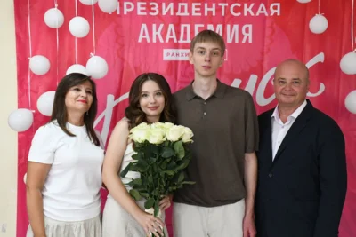 Фото 1. Выпускникам Президентской академии в Орле торжественно вручили дипломы с отличием