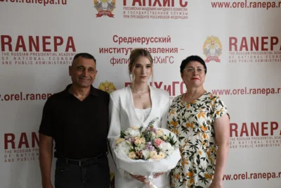 Фото 6. Выпускникам Президентской академии в Орле торжественно вручили дипломы с отличием