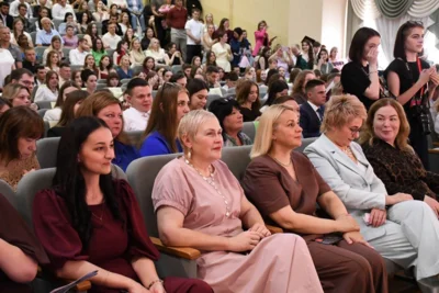 Фото 8. Выпускникам Президентской академии в Орле торжественно вручили дипломы с отличием