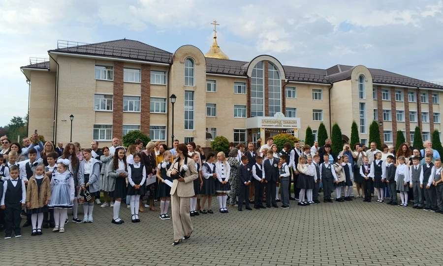 В духовно-православном центре «Вятский Посад» праздничное торжество 1 сентября началось с молебна