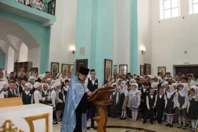 Фото 1. В духовно-православном центре «Вятский Посад» праздничное торжество 1 сентября началось с молебна