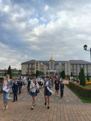 Фото 7. В духовно-православном центре «Вятский Посад» праздничное торжество 1 сентября началось с молебна