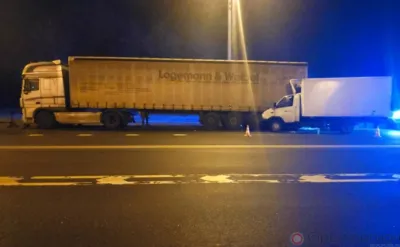 На орловской трассе водитель «Газели» на полной скорости въехал в стоящую фуру