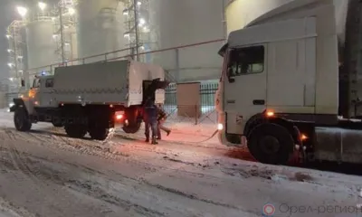 В Орле спасатели вытаскивали фуры из снежного плена