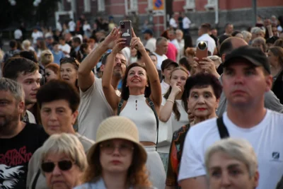 Фото 5. Праздничный концерт собрал на площади Орла почти 10 тысяч человек