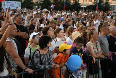 Фото 6. Праздничный концерт собрал на площади Орла почти 10 тысяч человек