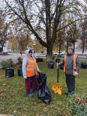 Фото 3. На бульваре Победы в Орле наводят чистоту