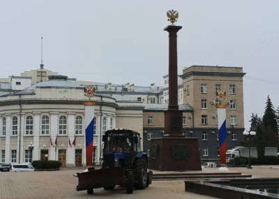 На бульваре Победы в Орле наводят чистоту