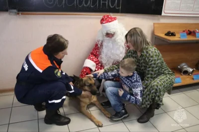 Фото 1. Пожарные Дед Мороз и Снегурочка исполнили мечты маленьких пациентов орловского НКМЦ им. З. И. Круглой
