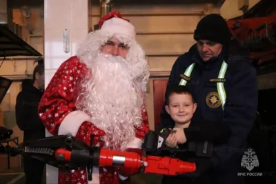 Фото 2. Пожарные Дед Мороз и Снегурочка исполнили мечты маленьких пациентов орловского НКМЦ им. З. И. Круглой