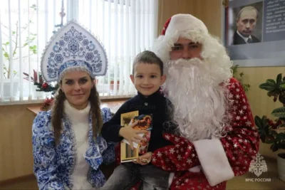 Фото 3. Пожарные Дед Мороз и Снегурочка исполнили мечты маленьких пациентов орловского НКМЦ им. З. И. Круглой