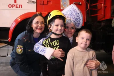 Фото 4. Пожарные Дед Мороз и Снегурочка исполнили мечты маленьких пациентов орловского НКМЦ им. З. И. Круглой