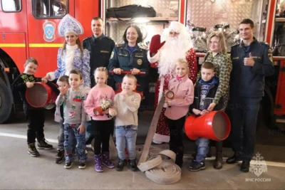 Фото 5. Пожарные Дед Мороз и Снегурочка исполнили мечты маленьких пациентов орловского НКМЦ им. З. И. Круглой