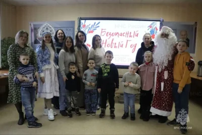 Фото 6. Пожарные Дед Мороз и Снегурочка исполнили мечты маленьких пациентов орловского НКМЦ им. З. И. Круглой