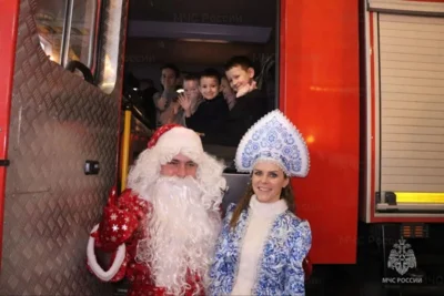 Фото 7. Пожарные Дед Мороз и Снегурочка исполнили мечты маленьких пациентов орловского НКМЦ им. З. И. Круглой