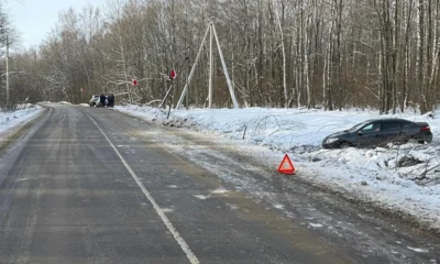 Под Орлом Renault сбил дорожный знак и вылетел в кювет