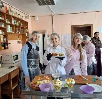 Фото 5. Ливенские студенты научили школьников готовить канапе и фруктовые салаты