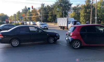 В Орле Nissan Almera и Smart не поделили дорогу