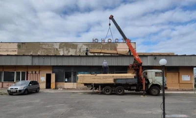 В Урицком районе продолжают ремонтировать «Юность»