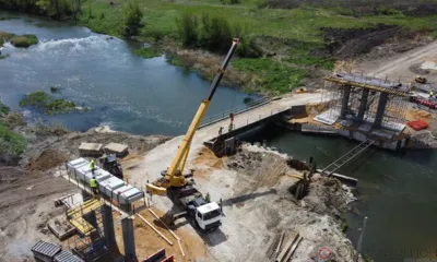 В Ливенском районе продолжается ремонт моста через реку Сосна
