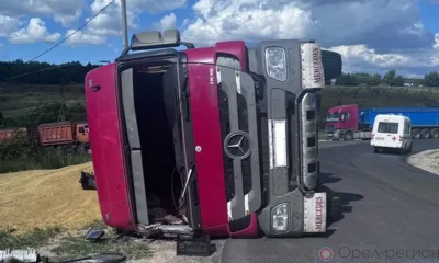 В Новосильском районе перевернулся грузовик
